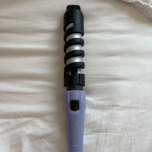 Remington locktång - Perfekt för nybörjare. Har en knapp som man håller nere för att håret ska stanna kvar medans det värms. Tre värme nivåer. 