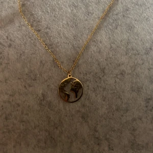 Guldigt halsband med världskarta - Fint guldfärgat halsband 