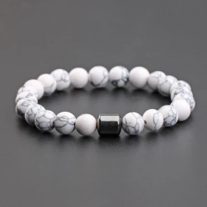 Vitt marmorerat pärlarmband hemmagjort  - Snyggt armband med vita marmorerade pärlor och en svart metallisk detalj i mitten. Pärlorna är runda och har ett coolt grått mönster som ger en unik vibe. Perfekt att matcha med andra smycken för en personlig stil. Säljer för 150-170 beroende på snabb eller långsam affär. Snabb affär 150 långsam 170. De börjar alltid på 170kr. Men säljer dyrt för de kostar ungefär så mycket att göra och köpa in allt material 