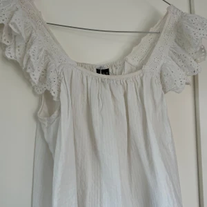 Vit blus  - Supersöt vit blus med spets axelband från vero Moda i xs