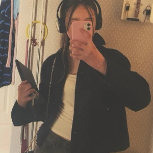 Mörkblå jacka från H&M, storlek 164 - Säljer en svart jacka från H&M i storlek 164. Jackan har klassisk krage, knäppning framtill och en rak, lite boxig passform. Perfekt att slänga på sig över en hoodie eller t-shirt. Enkel och stilren design som funkar till det mesta.