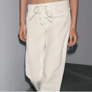 Jeans zara vita - Superrr snygga och eftertraktade jeans från Zara. Prislappen och allt kvar då de dessvärre var för små! Jag är ca 164cm och d är och lite för långa! Passa på!!