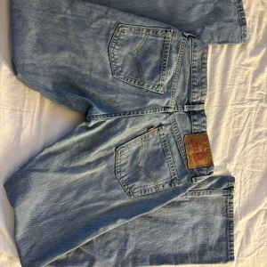 Levi's ljusblå lågmidjade jeans - Säljer mina SJUKT snygga och lågmidjade ljusblå Levi's 505 jeans då de är försmå för mig, jättefin passform och inga defekter💕💕Midjemått tvärsöver: 39 cm Innerbenslängd: 78 cm Ytterbenslängd: 98 cm