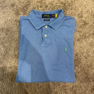 Blå Ralph Lauren pike - Säljer min riktigt snygga Ralph Lauren pike. storlek M. Perfekt pike som kan bäras till vardags eller till finare tillfällen. Hör av er vid frågor⭐️💫