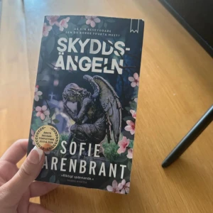 Skyddsängeln - Skickar iväg samma dag eller dagen efter🙌🏼En spännande deckare om kriminalinspektör Emma Sköld, där teman som utanförskap, missbruk och psykiatri utforskas. Perfekt för dig som gillar nervkittlande mysterier och samhällsaktuella ämnen. Lätt att fastna i – du vill inte lägga ifrån dig boken!