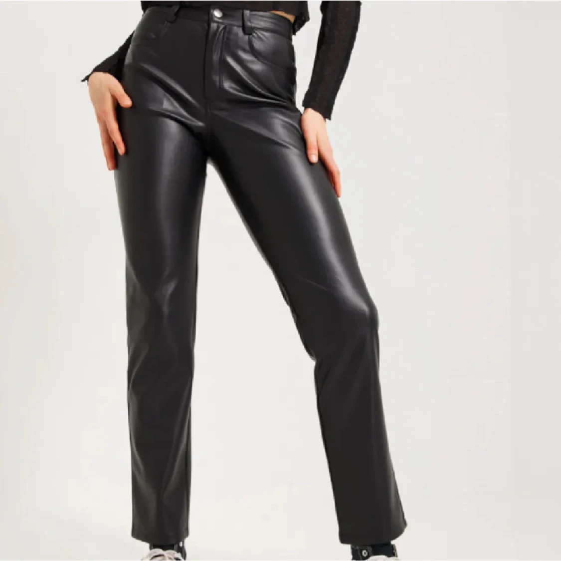 Svarta skinnbyxor från NLY Trend