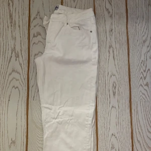 vita jeans bootcut - vita jeans från lager 157. nyinköpta men ej använda, bara testade. säljer dom för att jag inte var ett fan av vita jeans på mig själv. 