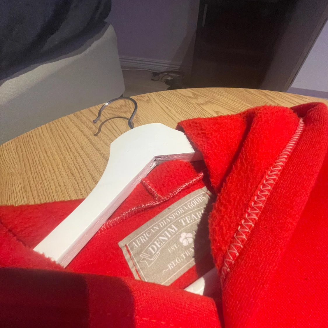 Röd hoodie från Denim Tears  - 1