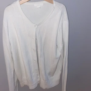 Vit kofta från H&M Basics, storlek S - Säljer en enkel och fräsch vit kofta från H&M Basics i storlek S. Koftan har långa ärmar och knappar framtill. Supersöt!