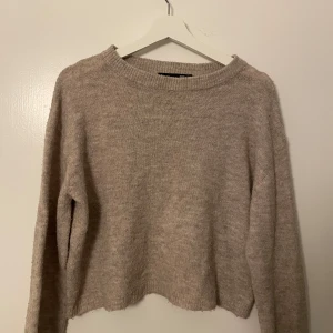 stickad tröja!! - beige stickad tröja från lager 157 i storlek XS!! bra skick på tröjan och säljer för att jag inte använder den!!💓