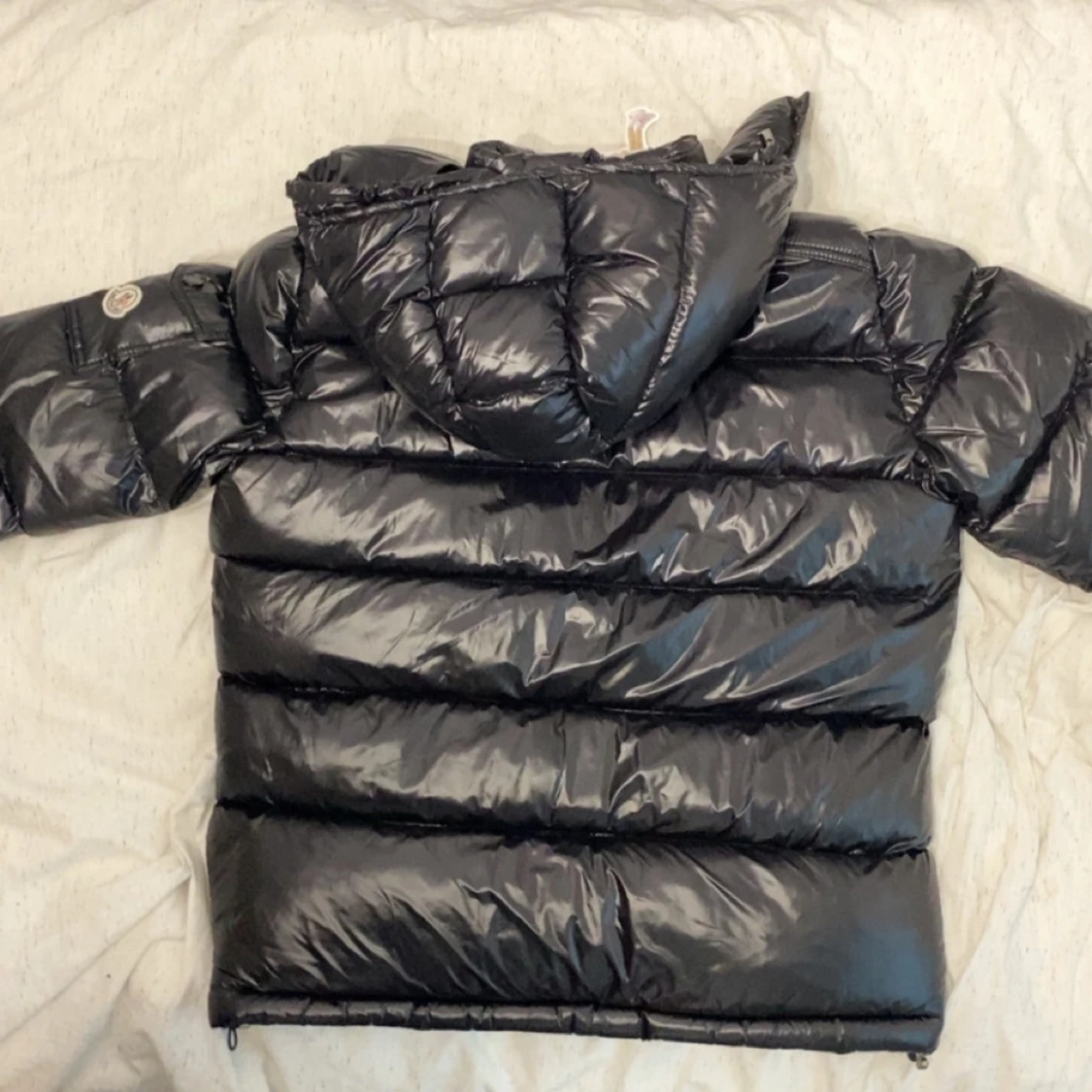 Svart Moncler dunjacka med huva - 1