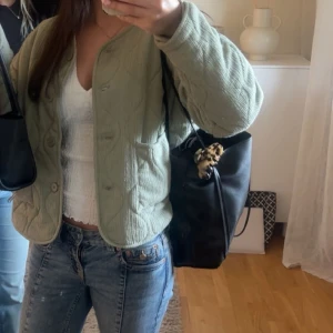 Quiltad grön cardigan jacka - Snygg ljusgrön quiltad cardigan jacka, tyvärr lite nopprig och så 