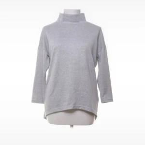 Grå polotröja från ONLY - Enkel och stilren grå polotröja från ONLY i mjukt material. Använt en gång