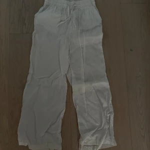 Vita linnebyxor från ginas premium kollektion - Använda en gång och fick ett litet litet märke, (se bild). Har ej försökt tvätta bort det kanske går. Syns knappt. Storlek 34 passar mig som är 168cm. 