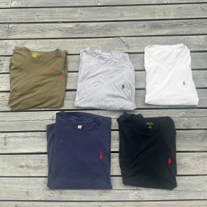 Polo ralph lauren T-shirts  - Säljer 5 styckna polo T-shirts i grymt skick. Självklart är alla plaggen äkta! För mer info om alla tröjor kika in vår profil:) 