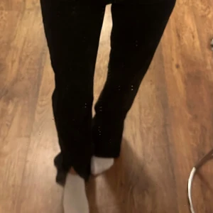 Jens - 🤍Svarta jeans med liten slits ner till, säljer då de inte kommer till användning 