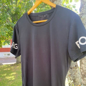 Svart t-shirt från Björn Borg - Svart t-shirt från Björn Borg, träningsmaterial så passar fint till gymmet! Inga skavanker 