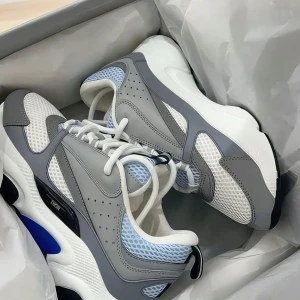 Dior sneakers i grått och blått - Snygga Dior sneakers med chunky sula i vitt, grått och ljusblått. Skorna har meshdetaljer, paneler i skinn och syntet samt vita snören. Perfekt för dig som gillar exklusiva och trendiga sneakers med sportig vibe. Äkta kvitto finns. Alla storlekar finns också!