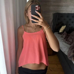 Korallrosa  linnetop💖 - Säljer en söt korallrosa linnetopp med tunna axelband som går och ändra på. Säljs då den är för liten och aldrig kommit till användning. Ny pris 99kr💖