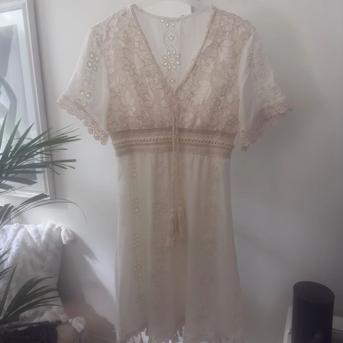 Cremefärgad, med beige spets. Bohostil.