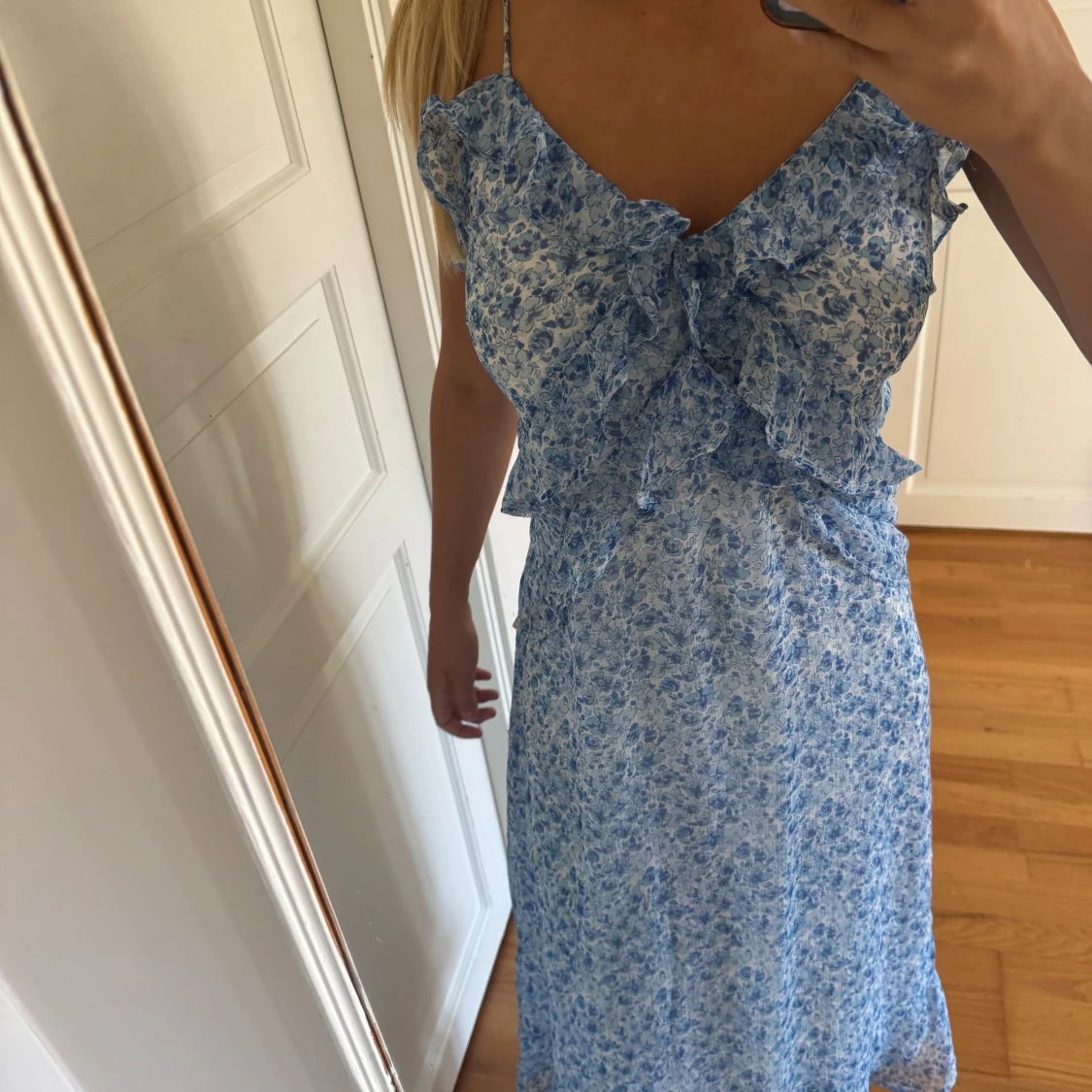 Blommig blå långklänning med volanger