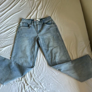 Levi's ljusblåa stay loose fit jeans - Ljusblå jeans från Levi's med klassisk femficksdesign och patch bak i midjan. Modellen är loose fit med raka ben och avslappnad passform. Jeansen har bälteshällor och knappgylf. Perfekta för en chill och stilren look. Nypris 600kr storlek 176cm 16A stay loose