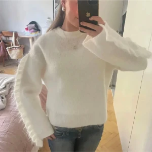 Mohair tröja, Other Stories - En jättefin stickad tröja från Other Stories i storlek XS. Den har knappt använts och är i nyskick! Den har volanger på sidan av armarna!Vid frågor eller funderingar så är det bara att höra av sig 💗
