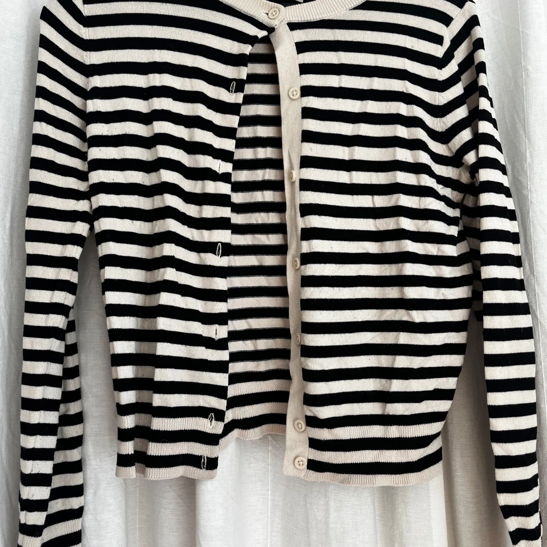 Randig svartvit kofta med knappar