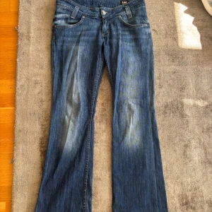 Blå bootcut jeans från Lee  - Mörkblåa lågmidjade bootcut jeans ifrån lee, nästan aldrig använda pg av att de har blivit för korta. fråga gärna om mått eller fler bilder osv🥰