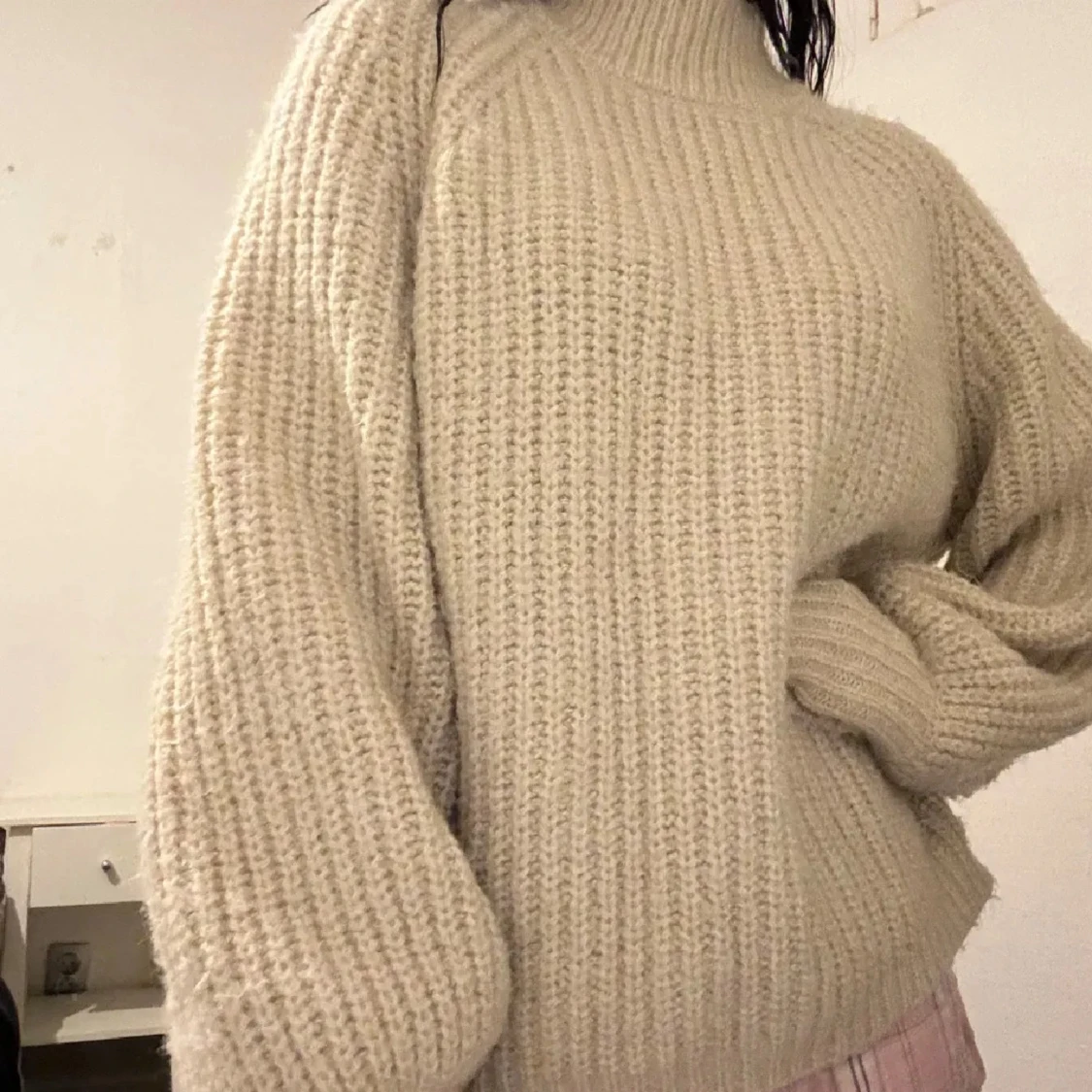 Beige stickad polotröja med ribbad struktur - 2