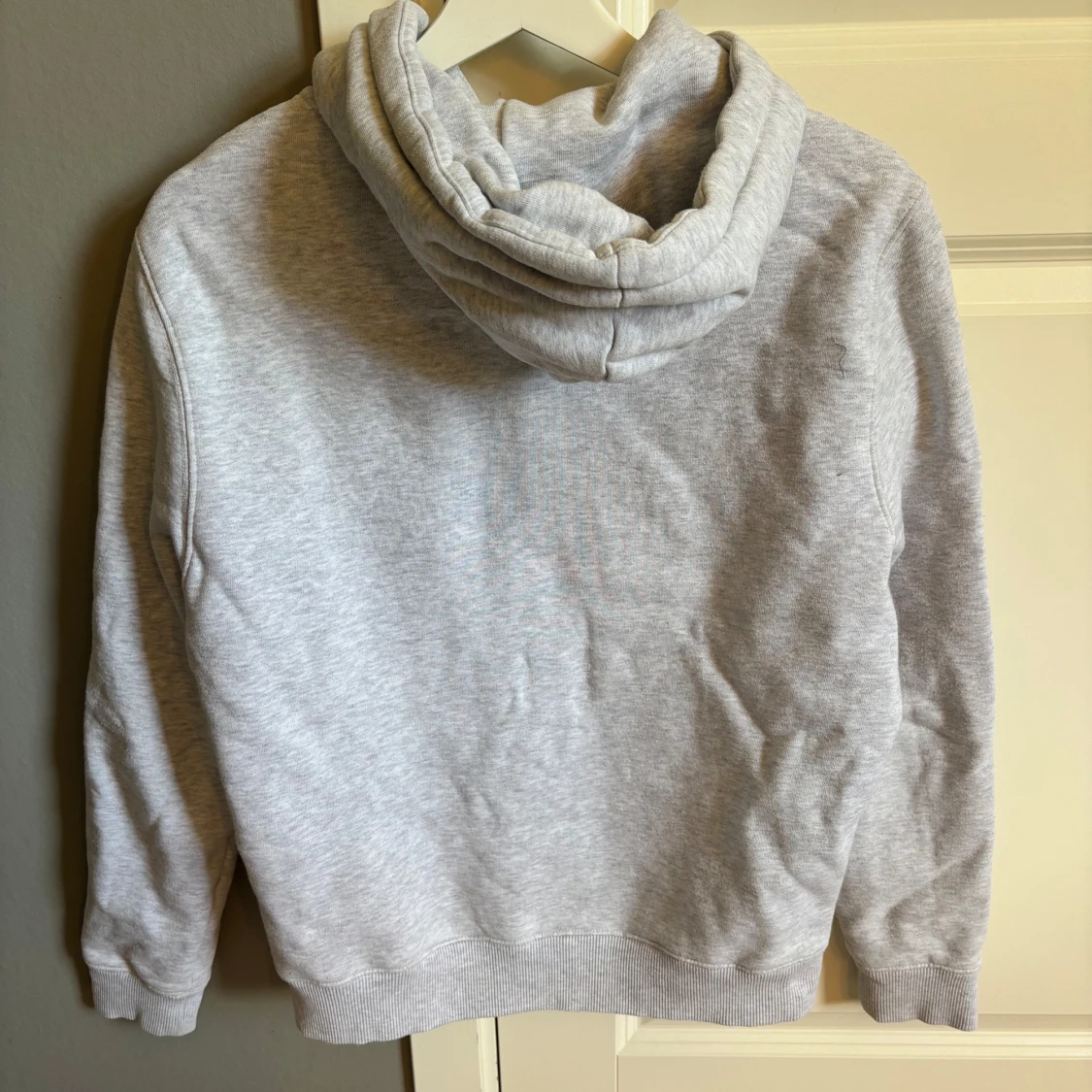 Grå hoodie Axel Arigato med grön text - 4