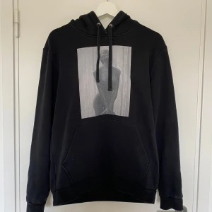 Hoodie med tryck - Jag säljer min svarta hoodie från The Cool Elephant då den inte löngre kommer till användning! Den är i gott skick och har inga hål eller fläckar. Om du har några frågor eller funderingar är det bara att höra av sig!☺️