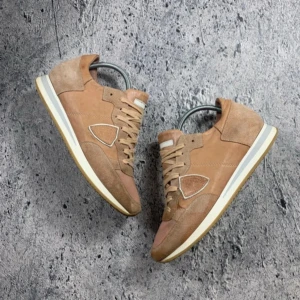 Phillipe model skor - Philippe model trainers: 9/10 skick Skorna är använda några gånger! De små fläckarna som syns är helt borta och skorna är som nya! Hör av dig vid några frågor eller funderingar!