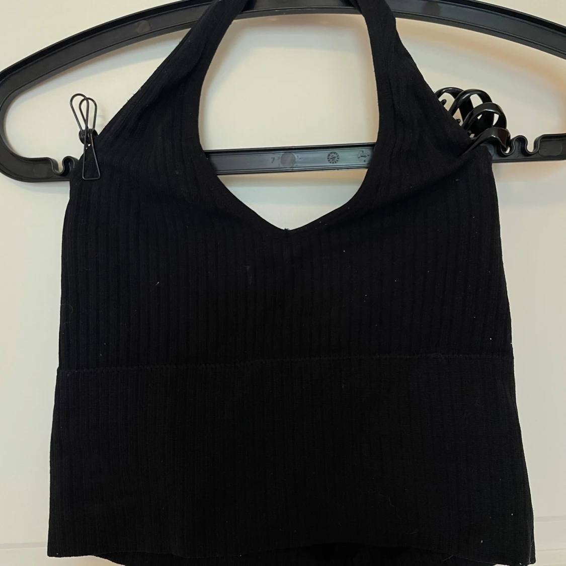 Svart ribbad halterneck croppad topp - 2