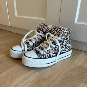Converse All Star med Zebramönster - Snygga Converse All Star high-top sneakers med  leopardmönster. Använda ca 2-3ggr men blivit lite smutsiga framtill, annars fint skick💕