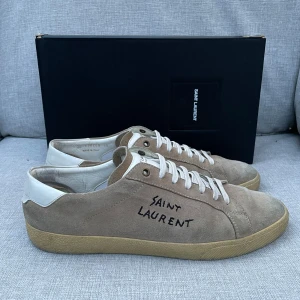 Saint Laurent skor  - Hej! Säljer nu dessa sjukt snygga ysl skor. Skorna är i toppskick! Vi rekommenderar att gå ner en storlek. Har ett begränsat antal boxar och dustbag! Hör gärna av dig vid frågor 