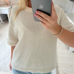 Vit stickad t-shirt från Gina Tricot - Stickad tshirt tröja från Gina Tricot. Använder aldrig. Perfekt till hösten!!