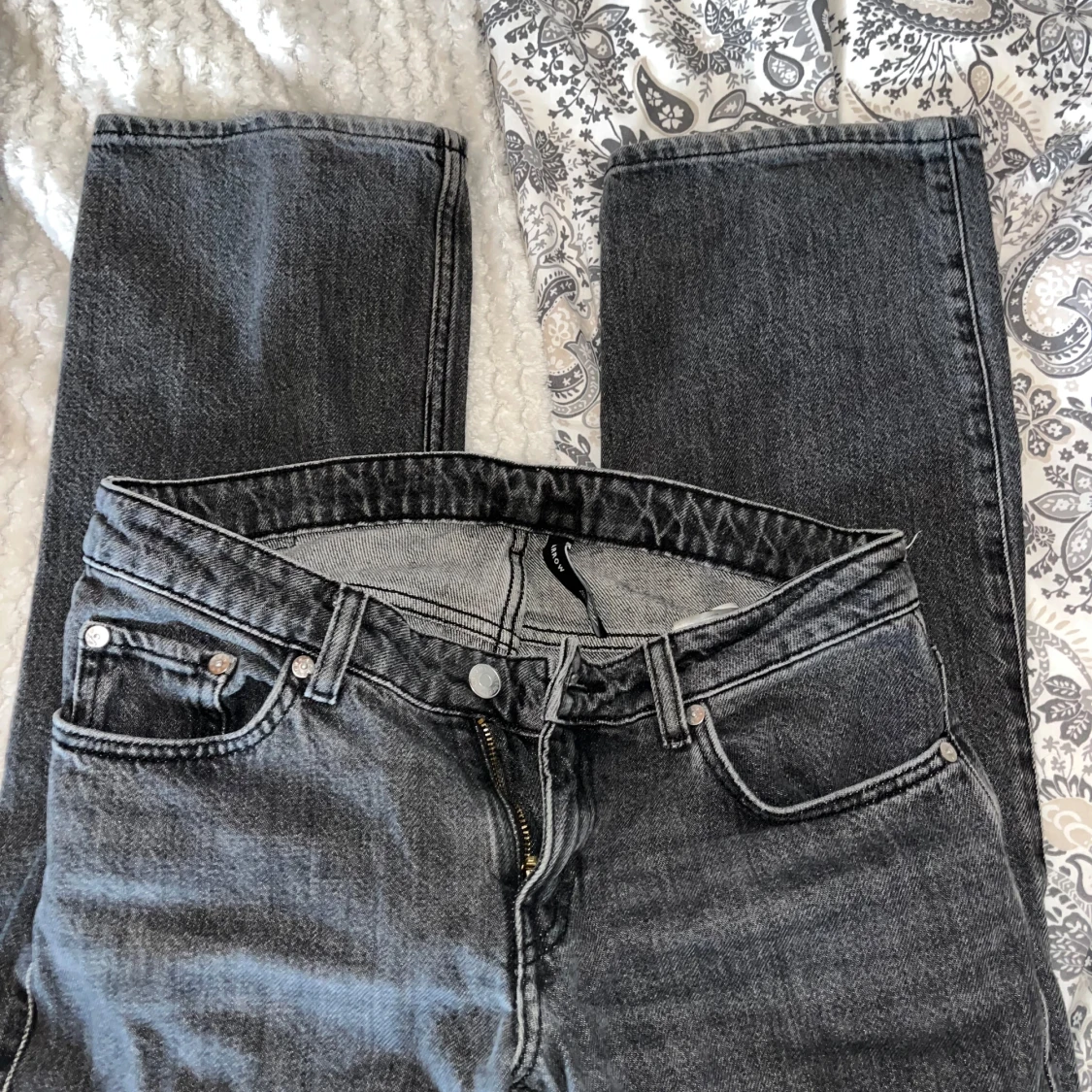 Svarta raka jeans med vintage vibe