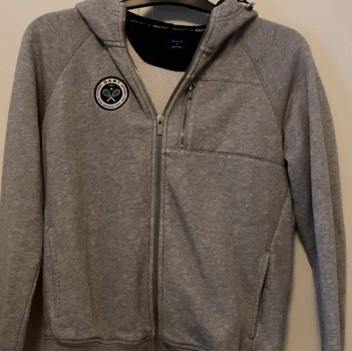 Grå hoodie GANT x Båstad S