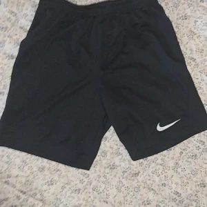 Nike shorts  - Sköna Nike shorts för fotboll och andra sport. Har använt 4 gånger 