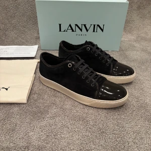 Lanvin Captoe  - Hej! Säljer nu dessa väldigt populära och eftertraktade lanvin skorna! Storlek UK 9 vilket motsvarar 43 i EU storlek!  Skick 9,5/10 (inprincip helt nya) Allt OG tillkommer vid köp (Box, Dustbag)  Ny pris= 5000 kr Säljs för= 2799 kr