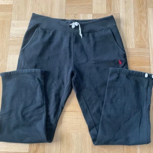 Ralph lauren mjukisbyxor - Svarta Ralph lauren mjukisbyxor i fint skick🙌.   Jag är 182cm, bild 3 visar hur dom sitter.   Hör av dig vid frågor✅