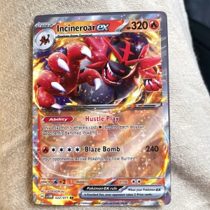 Incineroar ex - Cool och glittrig Pokémonkort med Incineroar ex! Perfekt för samlare och Pokémon-fans som vill boosta sin lek med en kraftfull och färgstark karaktär. Kortet har 320 HP och en mäktig attack – Blaze Bomb. Ett måste för unga Pokémontränare!