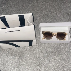 Chimi 04 ecru - Säljer chimis i bra skick, köptes 2023. Passar inte mig i stilen längre