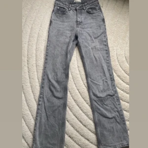 Grå flare jeans  - Säljer då de inte kommer till användning🌸