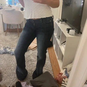 Booty bei lågmidjade bootcut jeans - Super snygga, använder inte längre, gott skick!