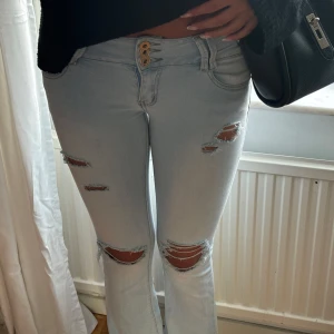 Ljusblå bootcut jeans med slitningar - Säljer dessa supersöta jeans💞🥰 