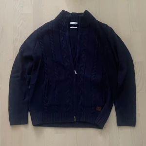 Mörkblå Helzip  - Tjena! Säljer denna tvär snygga helzip koftan i storlek L. Koftan är aldrig använd och därav i nyskick! Priset är ej hugget i sten så hör av dig vid minsta fundering! 