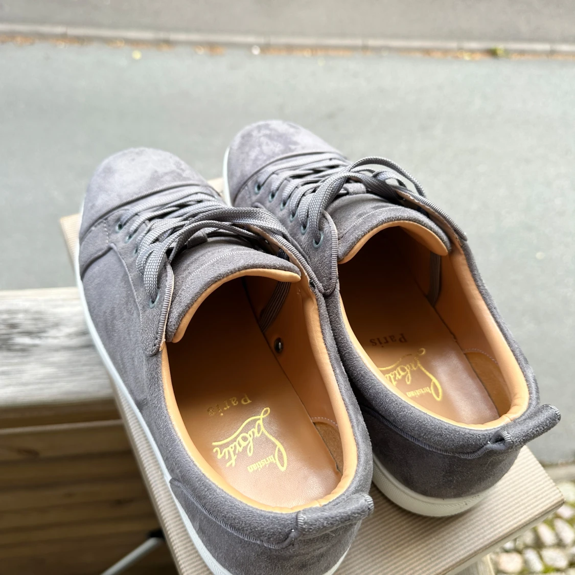 Grå mocka sneakers från Louboutin - 2