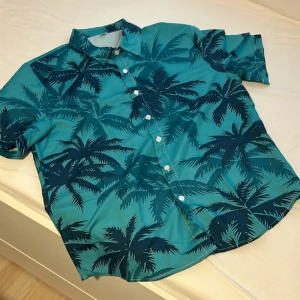 Ny Oanvänd gta vice city Tommy Vercetti skjorta XL - Säljer en helt Ny Oanvänd gta vice city Tommy Vercetti skjorta som är legendarisk från spelet mycket fin skjorta 80 tals vibe miami stil skjortan är i storlek Xl  Ring för mer info 0769313289 eller pm 